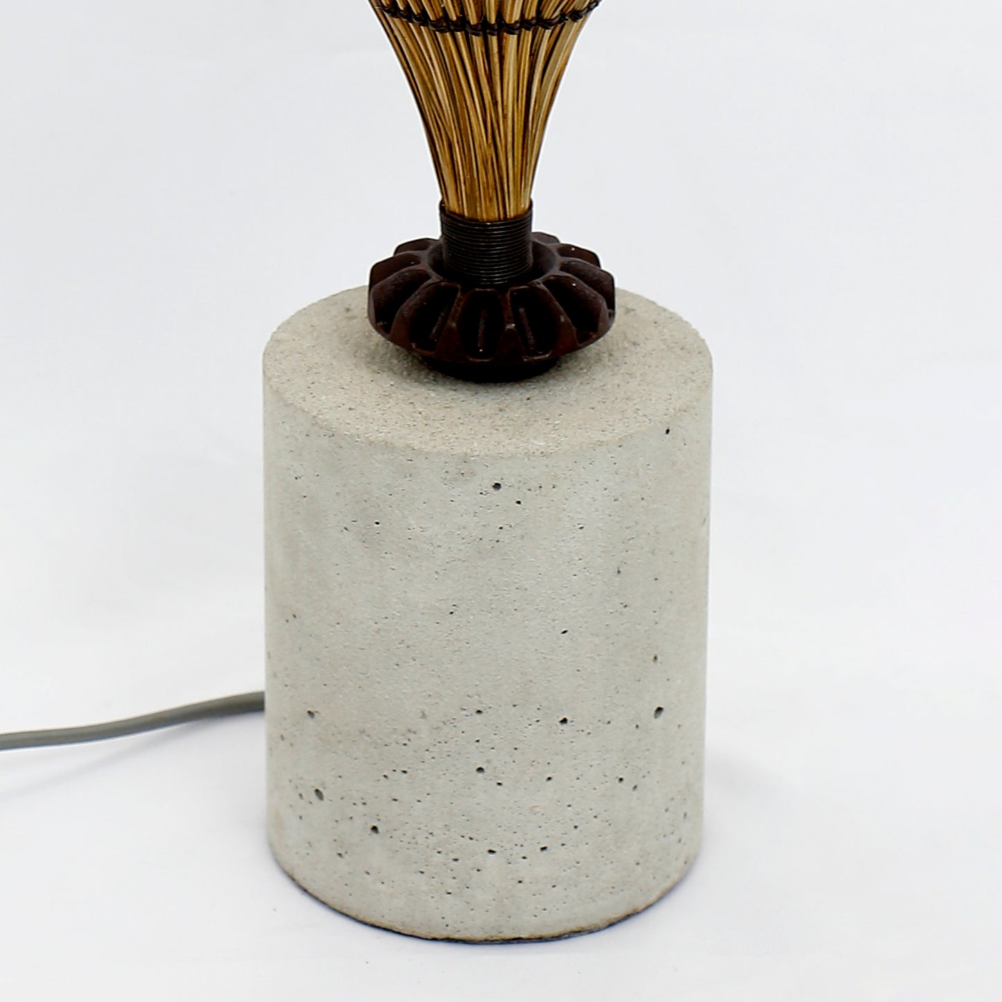 Luminária Funil No Concreto