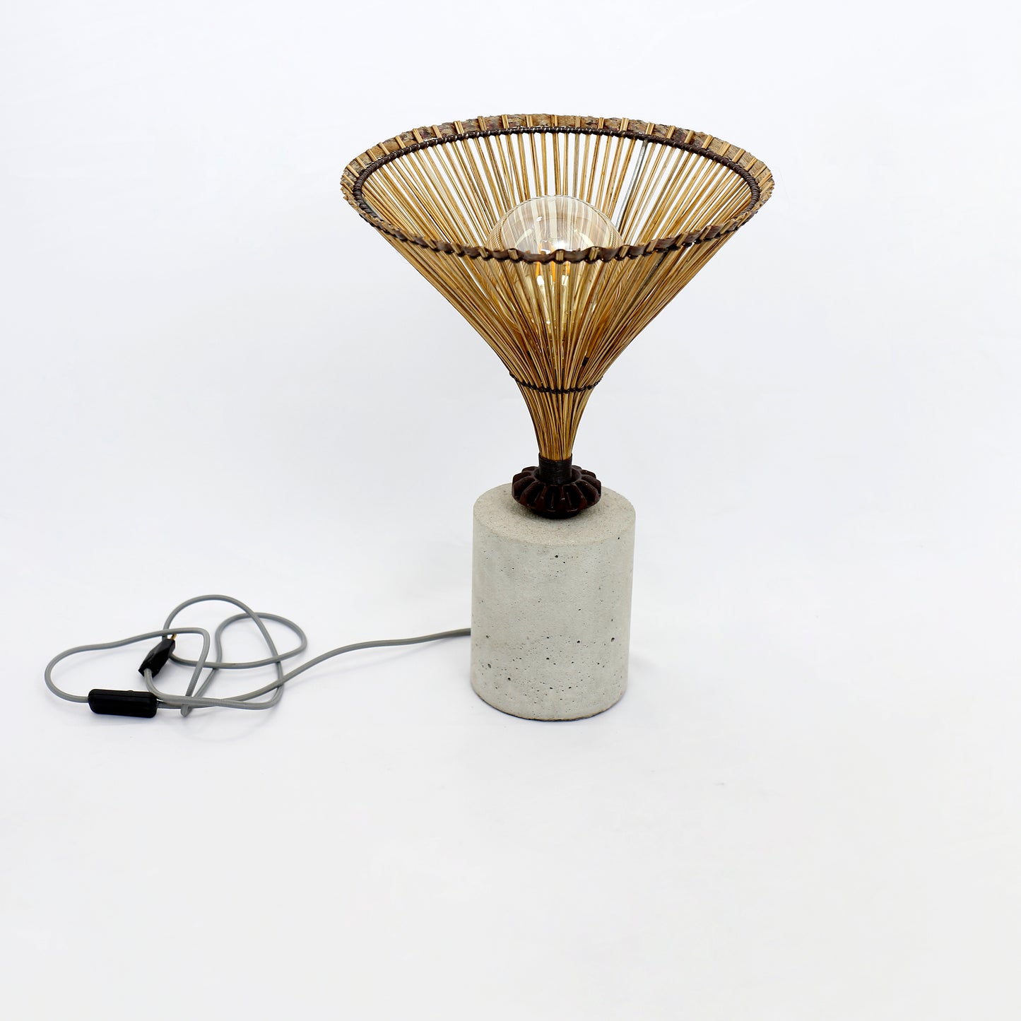 Luminária Funil No Concreto