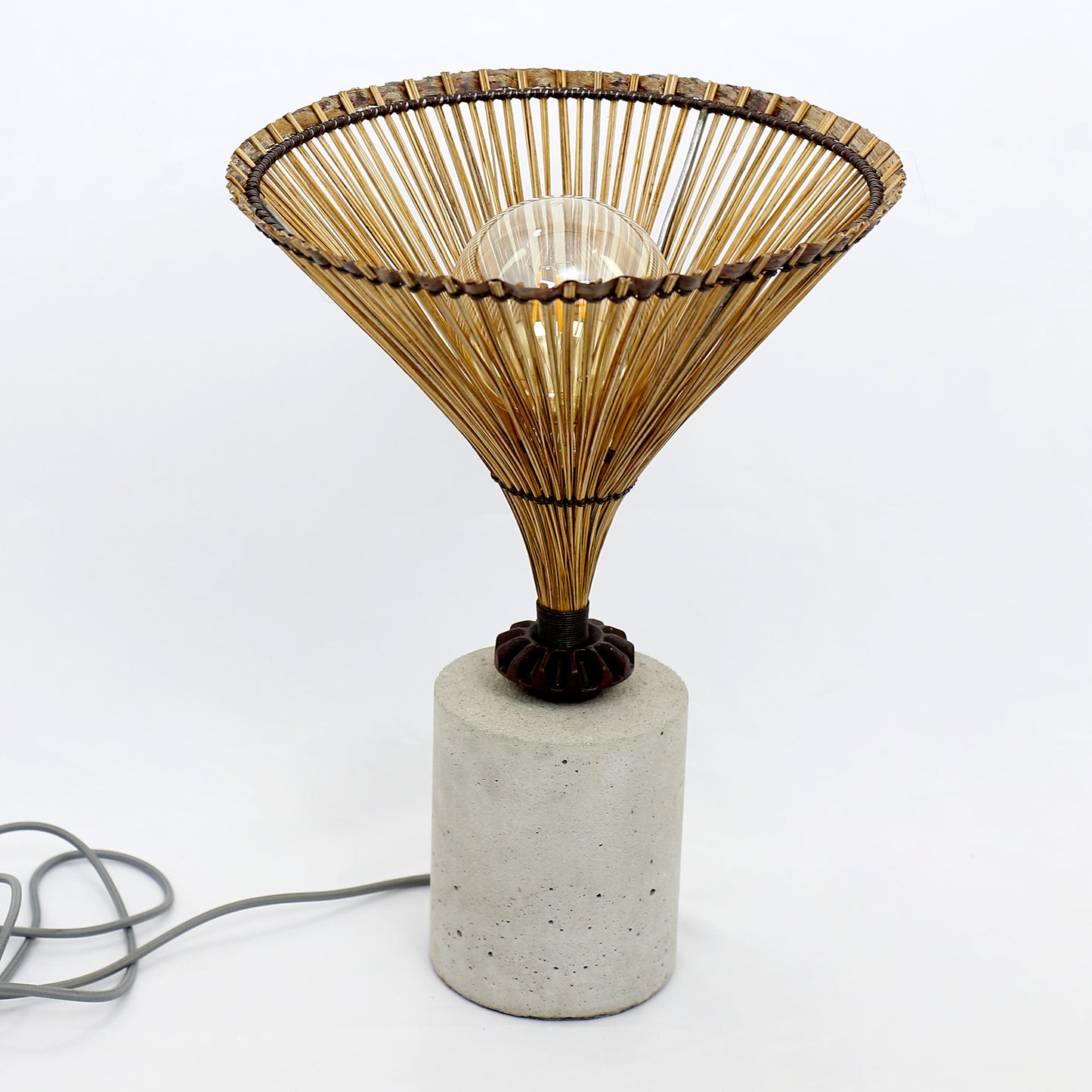 Luminária Funil No Concreto