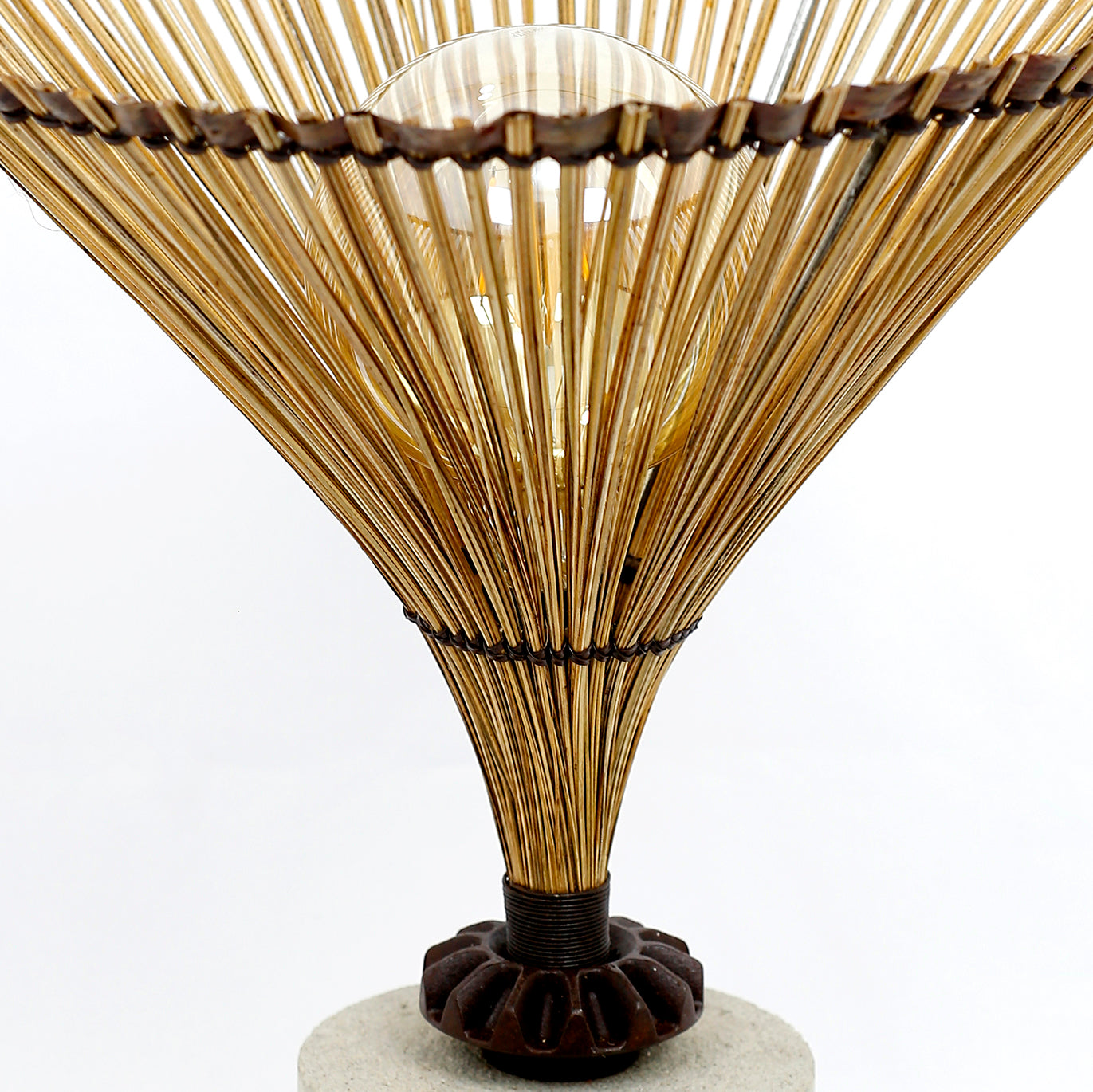 Luminária Funil No Concreto